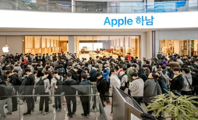 애플 하남 오픈런 많은 사람들이 텀블러를 얻으려고 줄을 서고 있다