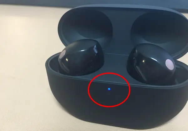 3. 앞면의 파란 불빛이 두 번 "깜박, 깜박"인 다음 주황색 불이 깜박일 때까지 누르고 계세요.