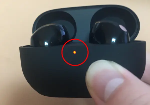 4. 앞면의 주황색 불이 깜박이면 5초 안에 누르고 있던 버튼에서 손을 뗍니다. 그러면 녹색불이 4번 깜박입니다.