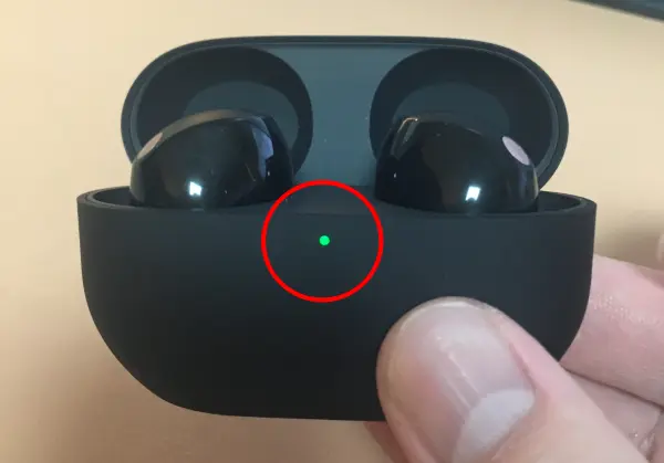 5. 녹색불이 4번 깜박였다면 소니 WF-1000XM5 공장 초기화 완료됐습니다.